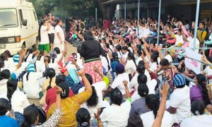 பணி நிரந்தரம் கோரி நர்சுகள் போராட்டம் : மண்டபத்தை பூட்டி வெளியேற்றியதால் பரபரப்பு!