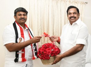 நாங்குநேரி அ.ம.மு.க. வேட்பாளர் ஆர். இசக்கிமுத்து: எடப்பாடி பழனிசாமியை நேரில் சந்தித்து வாழ்த்து!